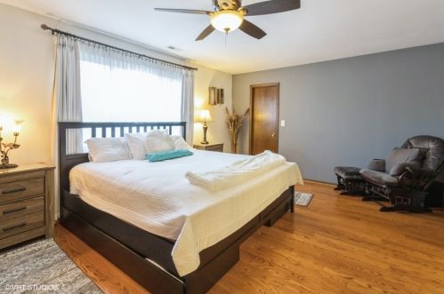 8001 Courte Dr, Niles IL  60714-1160 exterior