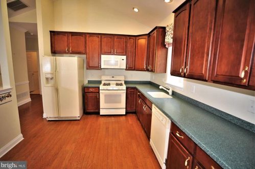 6 Hummingbird Dr, Trenton NJ  08690-3557 exterior