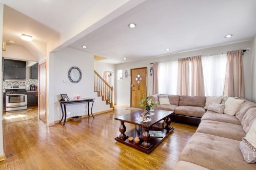 4115 Grace St, Schiller Park, IL 60176-1935