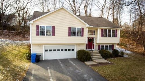 14 Spruce St, Lincoln, RI 02838-1617