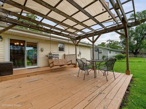 452 Cochise Ct, Carol Stream IL  60188-1515 exterior