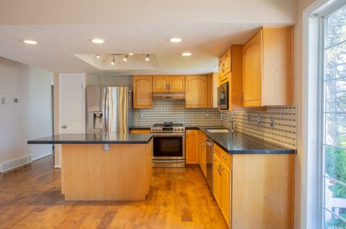 8641 Alta Cv Dr, Sandy UT 84093-1699 exterior