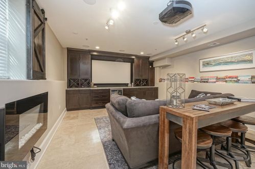 733 12th St, Philadelphia, PA 19147-1803