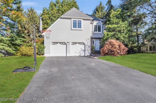 11 Clinton Ct, Holmdel Village, NJ 07733-1039