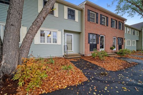 326 Fox Hollow Dr, Hudson, NH 03051-4882