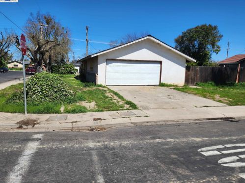3216 University Dr, Modesto, CA 95350-1263