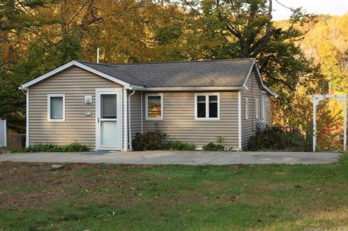 27 Mohawk Trl, Sandy Hook, CT 06482-1438