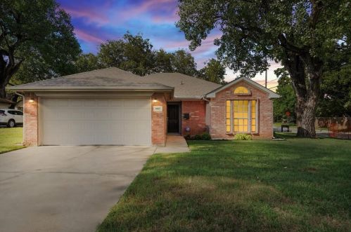 6837 Beaty St, Fort Worth TX  76112-6704 exterior