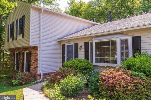 2333 Rosedown Dr, Herndon VA  20191-1631 exterior