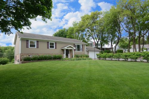 139 Burning Bush Trl, Bull Valley, IL 60012-3652
