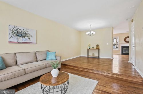 1435 Bluemont Ct, Herndon, VA 20170-3525