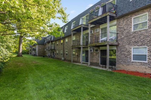 10201 86th Ter, Palos Hills IL  60465-1332 exterior