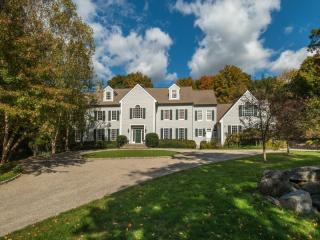 17 Midwood Dr, Greenwich CT  06831-4411 exterior