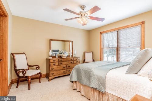 5 Linden Dr, Carlisle PA 17015-6906 exterior