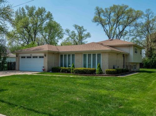 2130 Sprucewood Ave, Des Plaines, IL 60018-2640