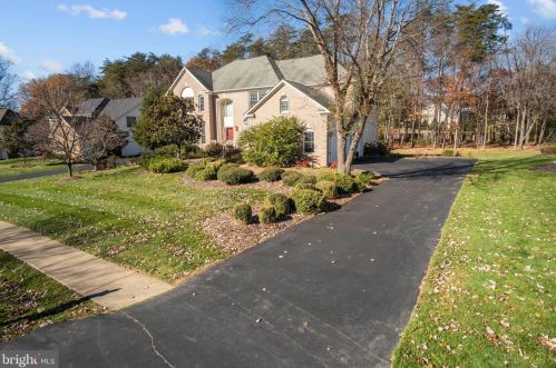 6466 Lake Meadow Dr, Springfield VA  22015-3927 exterior