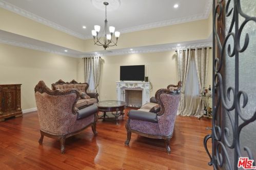 2417 Glenoaks Blvd, Glendale CA  91206-3027 exterior