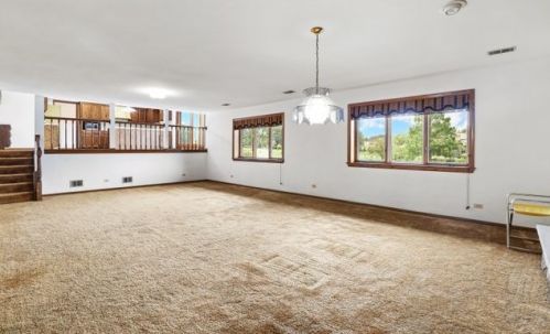 8401 Park Ave, Willowbrook IL 60527-6343 exterior