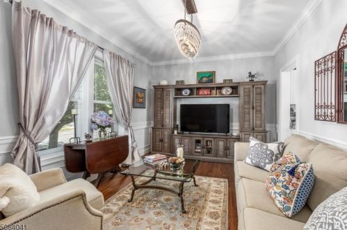 2 Entwistle Ave, Nutley, NJ 07110-3210