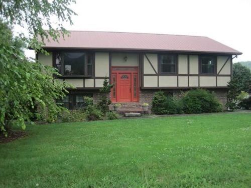 112 Premier St, Elk Garden, VA 24266-7070