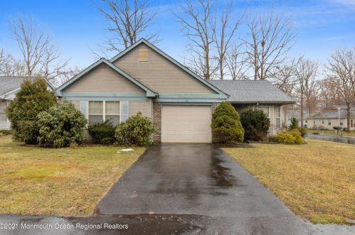 526 Petunia Ln, Lakehurst, NJ 08759-4318