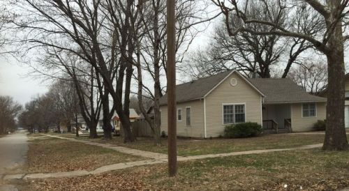 429 Cedar Ave, Newkirk, OK 74647-1033