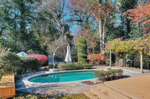 4086 Haverhill Dr, Atlanta GA  30342-3816 exterior