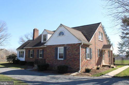 142 Meadow Valley Rd, Ephrata PA  17522-1825 exterior