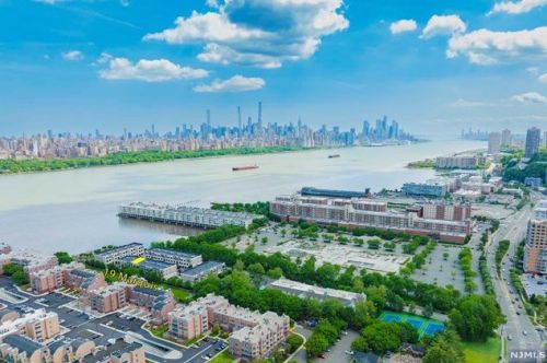 19 Marquis Ct, Edgewater, NJ 07020-2900