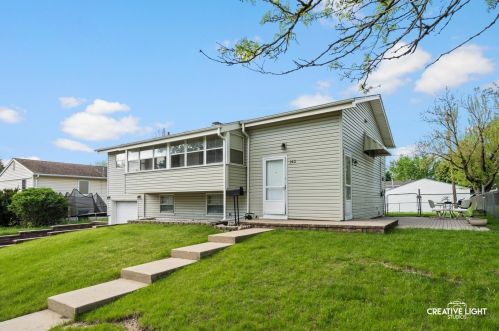 142 Toro Cir, Carpentersville, IL 60110-1138