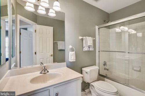 7328 Hampton Manor Pl, Springfield VA  22150-4921 exterior