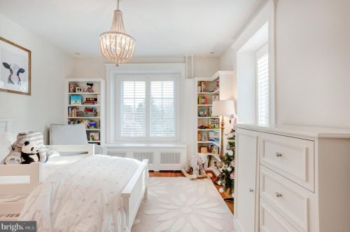 301 Gravers Ln, Philadelphia PA 19118-2802 exterior