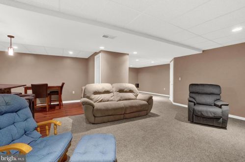 1433 Farm Cross Way, York PA  17408-8537 exterior