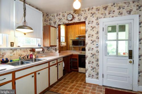 2013 Glen Ross Rd, Silver Spring MD 20910-2125 exterior