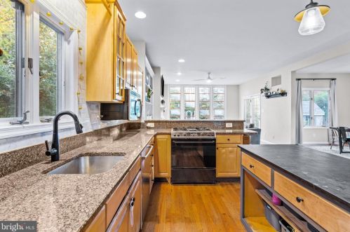 646 Maple Ave, Tavistock NJ 08033-1147 exterior