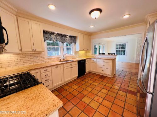 77 Old Orchard Rd, Riverside CT  06878-1029 exterior