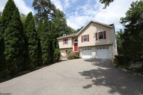 28 Morse Lake Rd, Bloomingdale, NJ 07403-1910