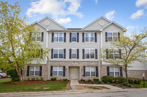 155 Waters Edge Dr, Glendale Heights, IL 60139-1523
