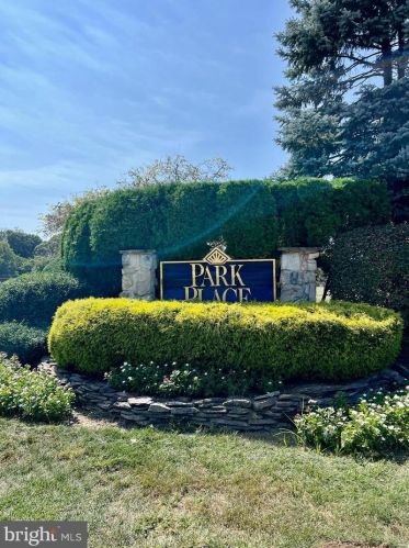 8004 Normandy Dr, Mount Laurel, NJ 08054-5948