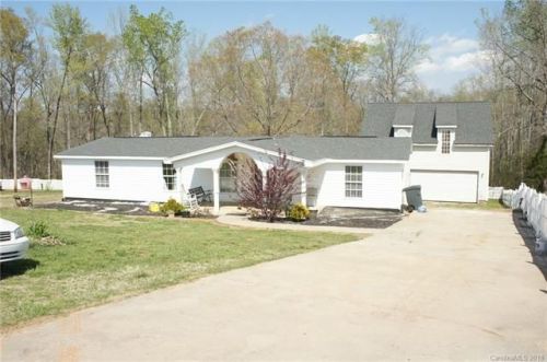 100 Twisted Oaks Ln, Gastonia, NC 28052-9781
