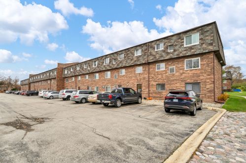9386 Bay Colony Dr, Des Plaines IL  60016-3769 exterior
