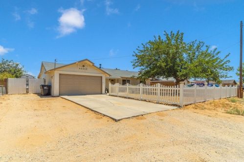 42440 45th St, Lancaster, CA 93536-4245