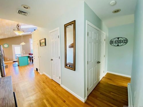 4 Cove View Dr, Quaker Hill CT  06375-1501 exterior