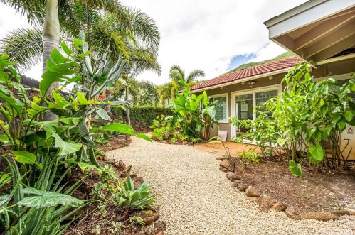 1091 Kalapaki St, Honolulu HI  96825-2710 exterior