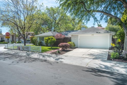 801 Clara Dr, Palo Alto, CA 94303-3910