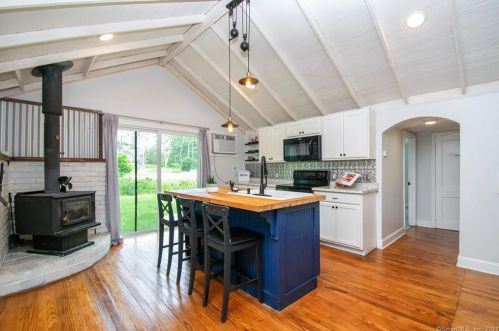 8 Center St, Sandy Hook, CT 06482-1208