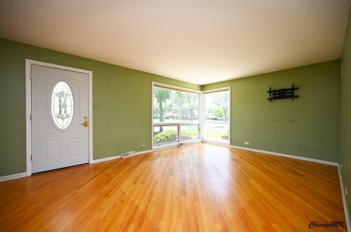 120 Dennis Dr, Bensenville, IL 60106-3215