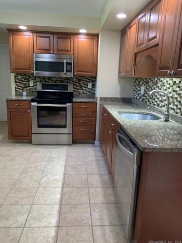 24 Tupelo Pl, Middletown, CT 06457-2039