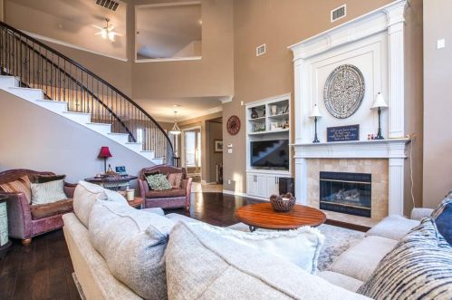 2561 Grn Oak Dr, Carrollton TX 75010-4221 exterior