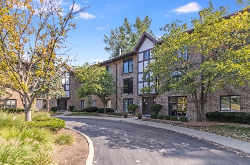 44 Harbor Ct, Naperville, IL 60565-4408